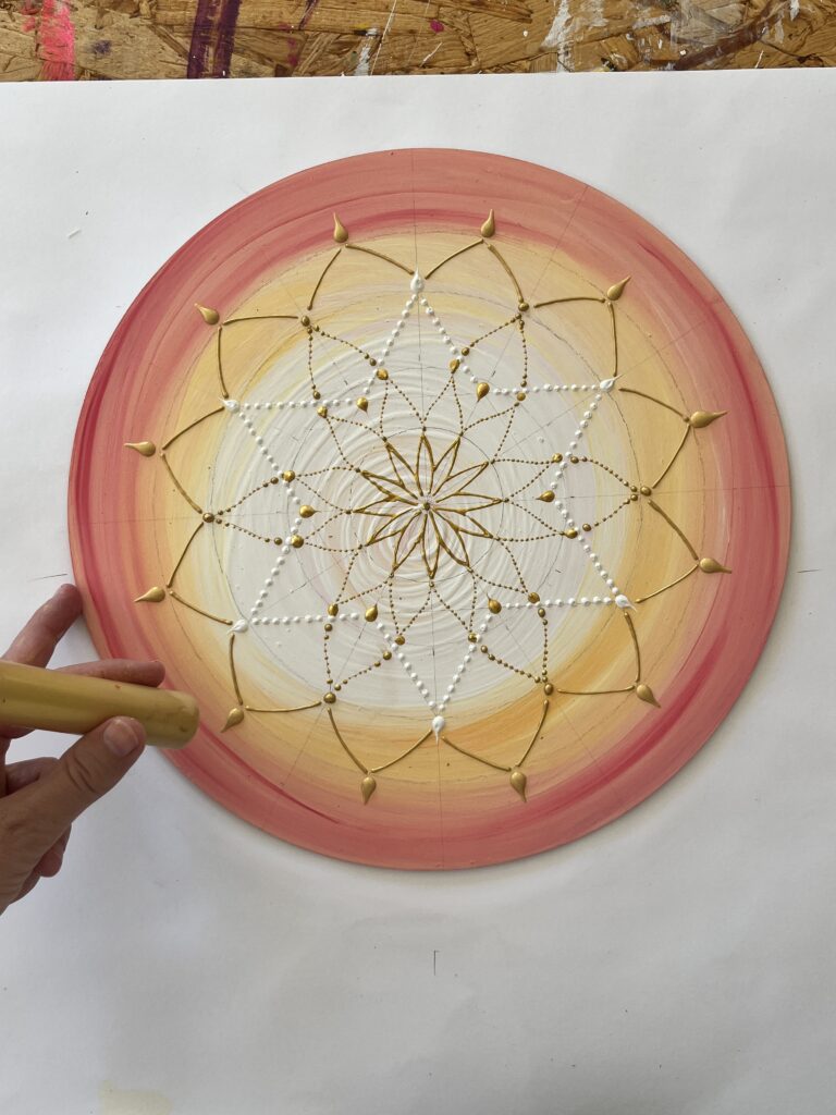 Selbstgemaltes Mandala des Herzchakras in Rosa-Ro-Tönen