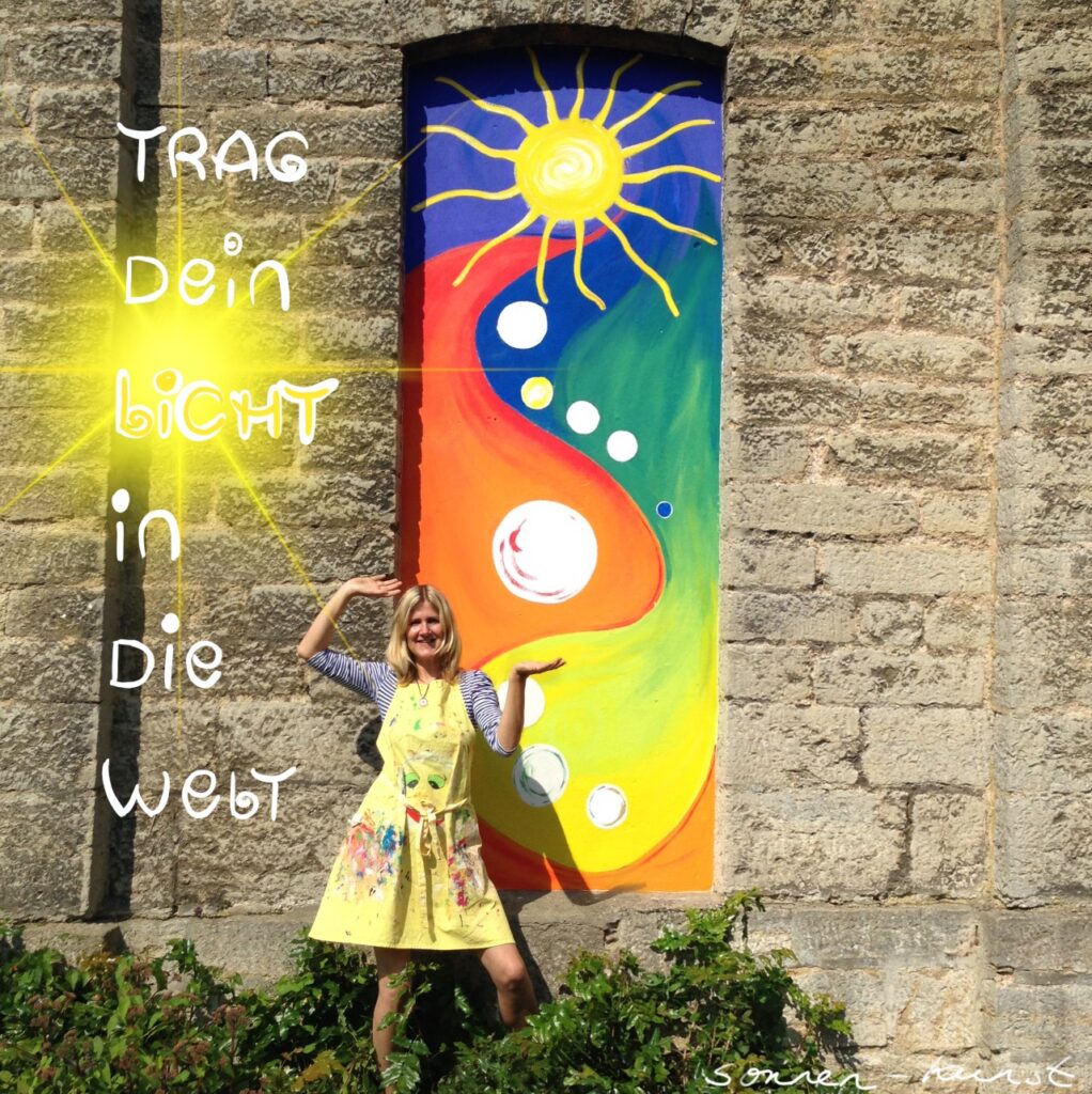 Wandmalerei am Pfarrhaus in Nieheim mit Sonne und Regenbogenfarben
