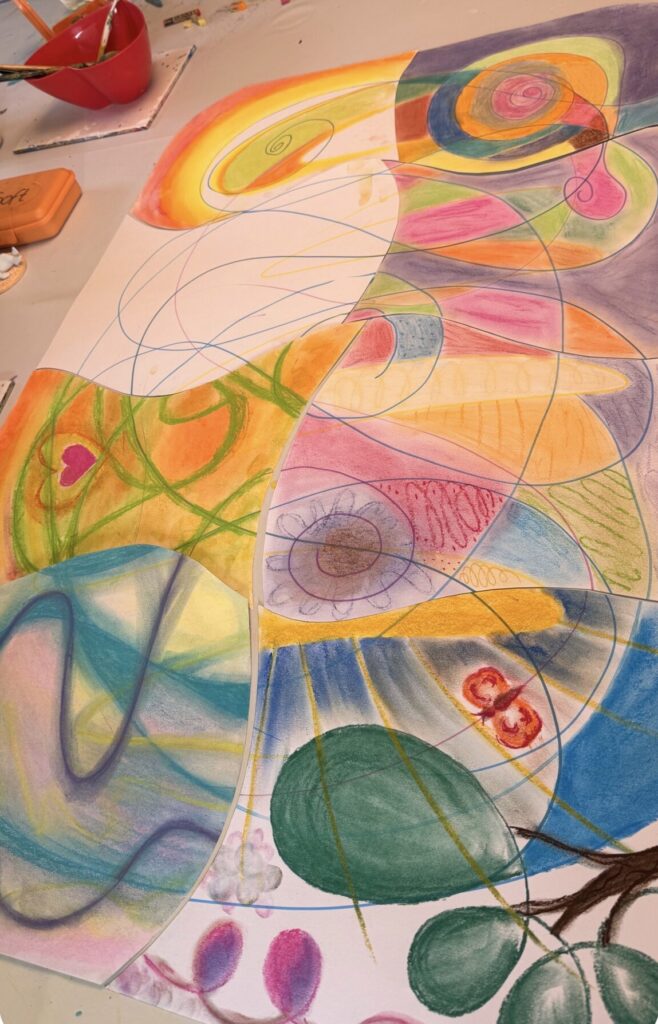 Abstraktes Bild beim intuitiven Malen mit leuchtenden Farben und freien Formen