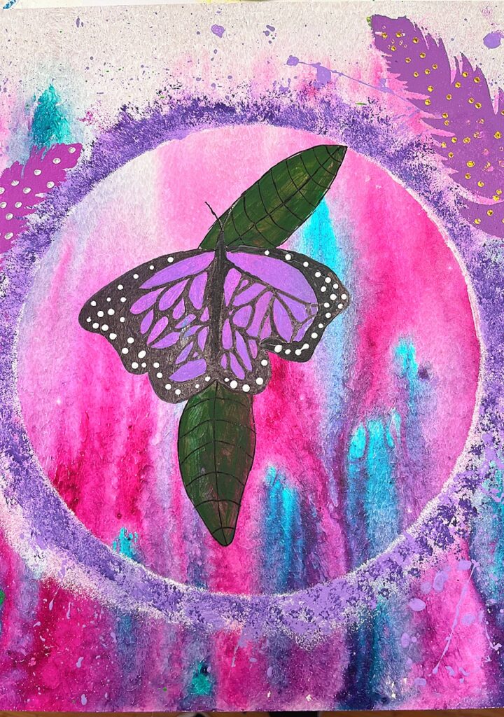 Gemaltes Krafttier Schmetterling auf rosa-violettem Hintergrund
