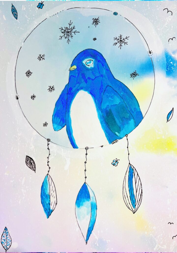 Gemaltes Krafttier Pinguin mit Traumfänger und Federn