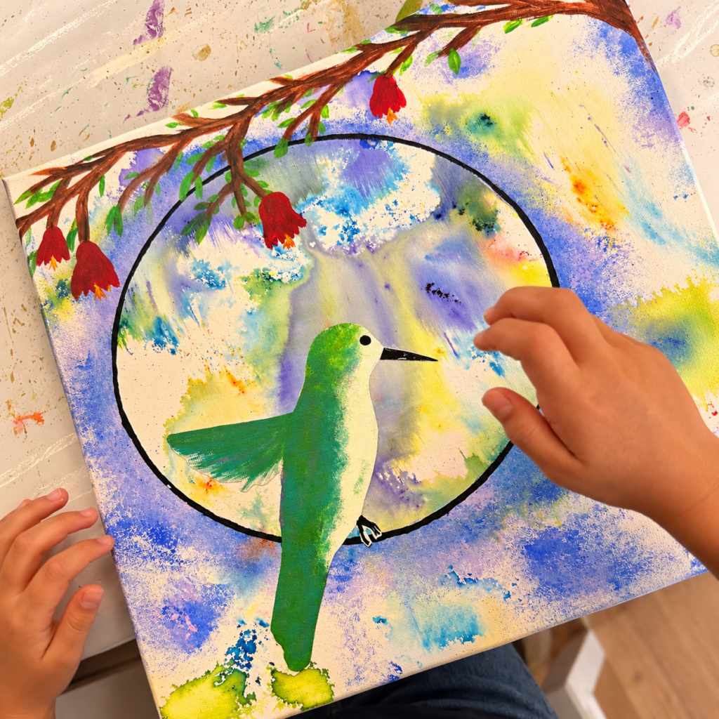 KIND GESTALTET EIN FARBENFROHES VOGELBILD