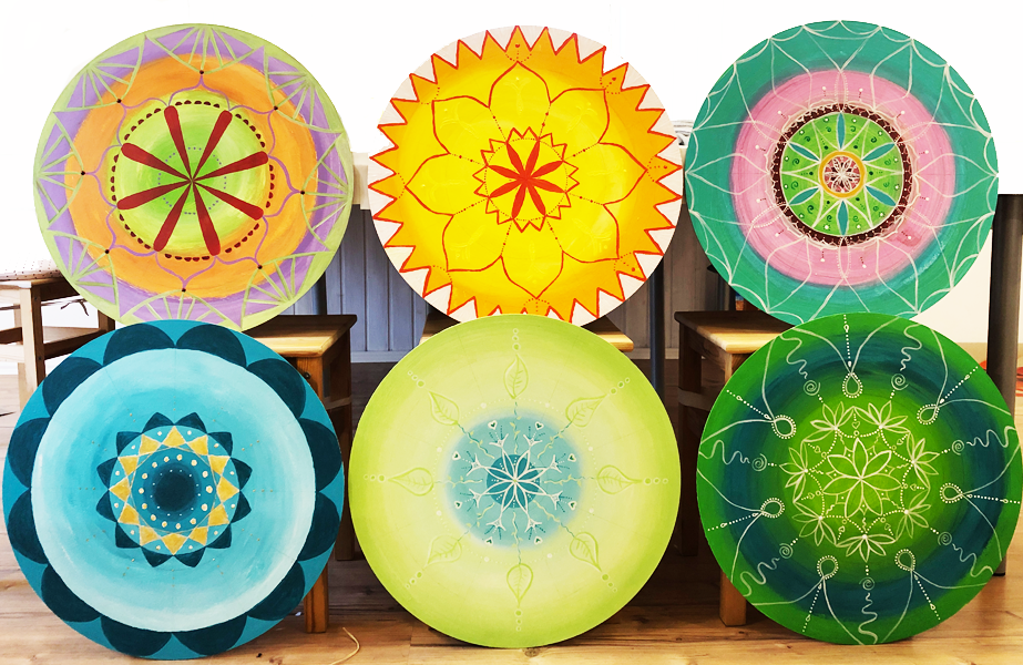Farbenfrohe Mandalas aus einem Malwochenende