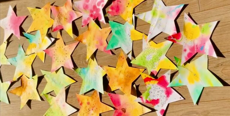 Selbst gestaltete bunte Papiersterne als kreative Übung für die Rauhnächte